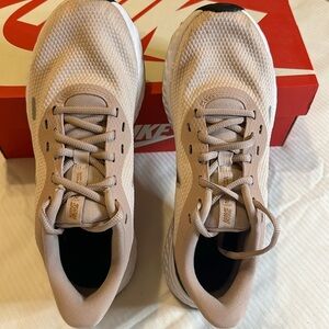 Women’s Nike Tennis Shoes- Reposto